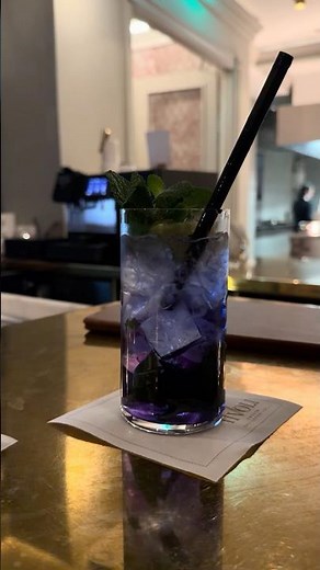 Color changing cocktail at our hotel bar in Amsterdam 🇳🇱