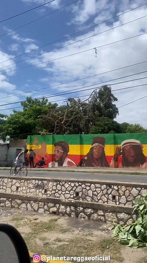 Passeio pelas ruas da Jamaica🎨🚲🛣 📽 @streetsofjamaica #street #rua #arte #art #muro #lendas #reggae #planetareggae | Planeta Reggae