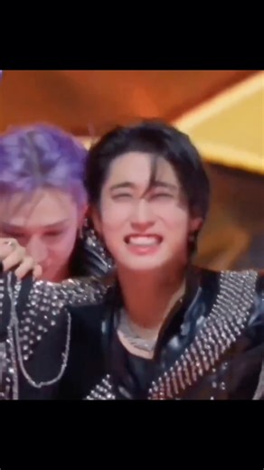 for han jisung ✧ on Instagram: "2018 ROOKIE HAN WINNING A BONSANG AT THE MAMA AWARDS AND NOW IN 2025 HAN WINNING A DAESANG AWARD FOR ALBUM OF THE YEAR 😭🫶"