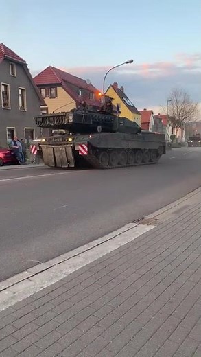 LEOPARD 2 rollt durch die Stadt #bundeswehr #panzer #tanks #army