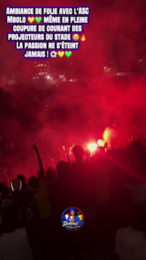 Ambiance de folie avec l’ASC Mbolo 💛💚 même en pleine coupure de courant des projecteurs du stade 😭🔥 La passion ne s’éteint jamais ! ⚽️💛💚#senegalaise_tik_tok🇸🇳 #football #navetane #viraltiktok #pourtoi