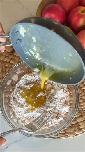 Fall pizza, but make it sweet. ⁠ Easy. Cozy. Gone in minutes.⁠ Try...