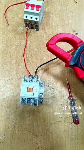 How to check contractor coil current consume using clamp meter @eeetrainer #clampmeter #testing