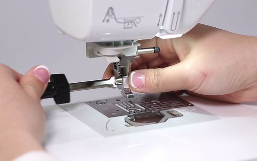 【缝绣一体机操作】NV180系列(7)如何更换缝纫压脚与绣花压脚?