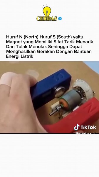 Kutub N (utara) dan S (selatan) merupakan dua sisi magnet yang menghasilkan medan magnet dengan arah tertentu. Ketika arus listrik mengalir melalui penghantar yang berada di dalam medan magnet ini, timbul gaya yang bekerja pada penghantar tersebut. Gaya ini muncul karena interaksi antara medan magnet dan arus listrik, menyebabkan penghantar mengalami dorongan atau gerakan. Proses ini memperlihatkan hubungan erat antara listrik dan magnet, di mana energi listrik dapat menimbulkan efek mekanik mel
