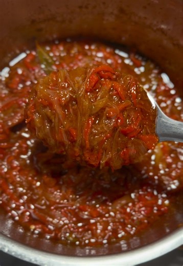 Ein paar von euch haben sich das Peperonata Rezept gewünscht. Hier ist es!😊🌶️🫑 Zutaten: 5 Spitzpaprika 4 Tropea Zwiebeln 200g Datteltomatensauce 3 Lorbeerblätter 2 kleine Chilischoten 3 Knoblauchzehen 1/2 TL Fenchelsaat 1 EL Kapern (15g) Reichlich Olivenöl Etwas Wasser (soviel, das die Zutaten im Topf bedeckt sind) Ein Schuss Balsamicocreme (ca. 10g) Salz zum abschmecken 2std. köcheln/reduzieren lassen! Wie ich vorgehe seht ihr ja im Video! Bei Fragen stehe ich euch natürlich wie immer gerne 
