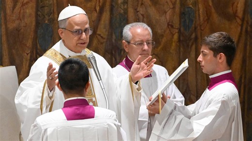 Papst Leo XIV. leitet nach Wahl seine erste Messe