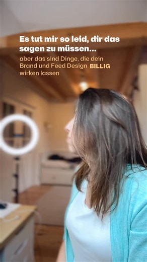 Andrea | Instagram Brand & Feed Design on Instagram: "Und ich meine nicht „optisch billig“ – sondern den Eindruck, den dein Auftritt hinterlässt. Aber zuerst: 👉🏻 Folge mir @content_und_design, wenn du einen Instagram-Auftritt haben möchtest, der zu dir passt, direkt ins Herz trifft und Kunden anzieht. 1️⃣ 😬 Wenn dein Feed aussieht wie ein buntes Experiment. → Dann wirkt’s nicht kreativ, sondern planlos. 2️⃣ 😕 Wenn du jede Woche neue Farben testest. → Das schreit nicht nach Wandel, sondern na