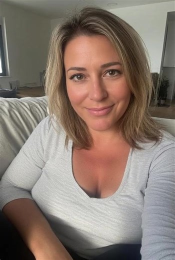 Ik ben niet geïnteresseerd in avonturen of zinloze gesprekken. Ik werk in een café en voed mijn dochter alleen op. Ik kijk niet naar auto's, leeftijd of functie. Wat voor mij telt, is of je eerlijk en evenwichtig bent en echt een serieuze relatie wilt. | LiefdeNu