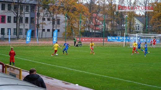 Bramki z dzisiejszego meczu KS Legionovia Domino Computer Legionowo z Mazovią Mińsk Mazowiecki. Mecz rozpoczął się dobrze dla legionowskiego zespołu , jednak tuż przed przerwą nasi zawodnicy stracili bramkę po zamieszaniu po rzucie rożnym. W drugiej połowie Mazovia wykorzystała błąd w rozegraniu piłki przez defensorów Domino Computer Legionovii i przechyliła szalę zwycięstwa na swoją stronę. Zespoły z Legionowa i Mińska Mazowieckiego zrównały się liczbą punktów w tabeli 📊 i zajmują odpowiednio 