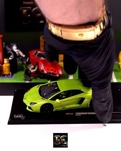Sharp Angles & V12 Power | IXO 1/43 Lamborghini Aventador