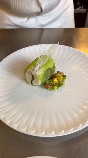 David Alessandria on Instagram: "La sole du dimanche 🌊 L’art de la découpe du poisson 🍽️ Carré de sole en habit vert, feuille de câprier 🎣 Tartelettes de chou romanesco, persil plat et citron caviar 🍋 Une grenobloise revue et corrigée 🇫🇷 À vos casseroles, et bon dimanche ! 🥇 @desimoneedoardo @geneve_communication #chefs #MOF #gastronomy #gastronomie #recette #recipes #cuisine #recipeideas #fish #fruitdemer #foryou"