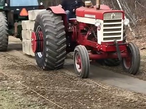 《全球经典农业机械》：95年制造的 万国 Farmall 660 拖拉机，4.6升自吸柴油 发动机，95最大马力。