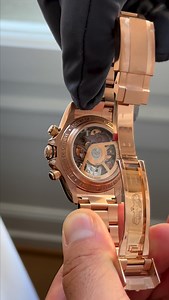 The 18k rose gold case provides a brilliant contrast against the dark grey of the @artisansdegeneve “Poetry of lights”Skeleton Daytona. The cherry on the top is the gem setting sapphire bezel featuring 36 Australian stones all hand-picked to find the perfect green hue. • Artisans De Genève is an independent watchmaking workshop offering handcrafted timepiece customization and restoration services. Artisans De Genève is neither associated nor affiliated with the brands of the timepieces they work