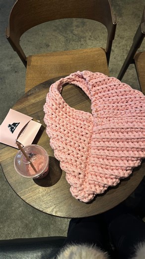 GRACE 许心 on Instagram: "im a chunky crochet girl now ✋ use GRACE15 to get 15% off the triangle tote pattern from @loosends & full video on youtube~ #crochet #crochetbag #crochettote"