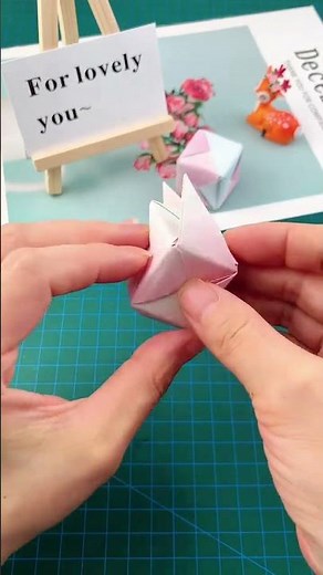 Folding a mini cube with sticky notes is easy. Summer vacation. Handmade origami tutorial. Creat