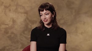 1.3M views · 17K reactions | Su primera vez en pantalla fue un comercial de un banco. El papel que la hizo mundialmente famosa fue atracando uno. ¿Coincidencia? No lo creo. Chequen Mi primera vez, con Úrsula Corberó. | Netflix | Facebook