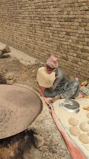 Beautiful seen in the ground street Food in Pakistan #tranding​ #streetfood​ #viral