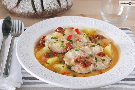 Congrio guisado con patatas y tomate seco: receta marinera para mojar pan