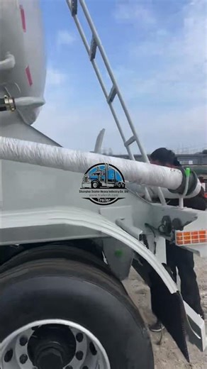 The powder and granule tanker truck arrived at the Khorgos port for inspection.