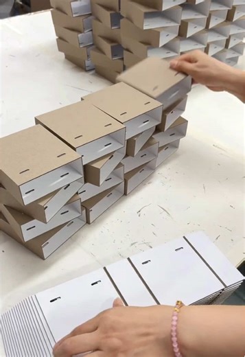 Watch your gift box come to life—fully customized from scratch!#giftbox #packagingfactory #package #Packaging #paperbox