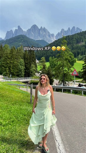 მგონია რო ფოტოშოპით ჩასვეს 🤣🤣🤣 p.s. ეს მანქანაში ჩაკუჭული კაბა არ შეიმჩნიოთ რა 🤣🤣😭