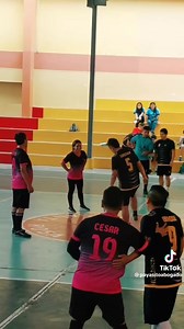 🤡 MADRE DE FAMILIA JUEGA FULBITO Y DEMUESTRA CHOCOLATE -Video en tik tok se vuelve tendencia por singular participación de mujer jugando fulbito - Sin embargo, equipo contrario reclamó y madre de familia se lució en campo deportivo. El amor por los hijos es incomparable, y un padre o madre daría todo por ellos. Este video conmociona en la plataforma de tik tok, luego que a falta de jugadores para alternar en el equipo, una madre fue protagonista del torneo escolar. La joven madre quien se paró 