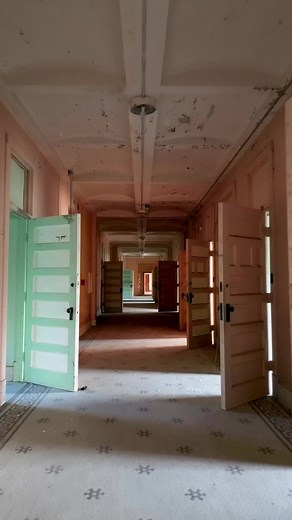 Exploring Abandoned Insane Asylum - Creepy Rainbow Room!
