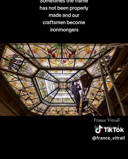 L'atelier crée, réalise et pose, des réalisations sur-mesure originales, artistiques et esthétiques, pour tous publics, styles et mises en œuvre à travers le monde. Le savoir faire de France Vitrail International s'étend également à la restauration de vitraux anciens et leur mise en double vitrage. Il arrive parfois qu'un problème de dimensions soit relevé. Ici les panneaux font tous la même taille. il manquait quelques millimètres pour que nous puissions glisser les deux verres restants dans le