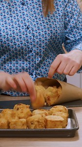 Frittatine di pasta napoletane pronte in pochi minuti! Hai voglia di qualcosa di sfizioso ma il tempo è poco? Questa ricetta è facilissima, perfetta anche se sei alle prime armi o arrivi tardi dal lavoro. Provala ora, ti stupirai! 🍝✨ Hai già preparato la tua versione? Raccontaci nei commenti e condividi con chi ama le ricette facili! 🍝 **INGREDIENTI (per 4 persone)** • 300g di pasta di semola (bucatini o spaghetti) • 150g di besciamella • 100g di prosciutto cotto a dadini • 100g di piselli • 8