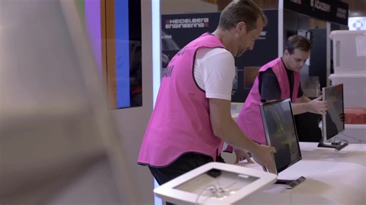 Most “demo areas” kill good conversations. You’ve seen it — cables everywhere, glare on the screen, and nowhere for anyone to actually sit or stand comfortably. When your subject matter is complex — especially in medical or pharmaceutical spaces — your demo areas need to look clinical but also work practically. Our proven setup: 🔹 Cable–managed counters 🔹 Integrated A/V display and seating 🔹 Soft, flattering front lighting 🔹 A shoulder‑to‑shoulder conversation line that sparks connection, no