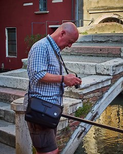 18K views · 28 reactions | One of the best strategies when returning to the city after the holidays, is to have a roomy and reliable bag to store your equipment and set-off to shoot. The Gitzo Century collection in fine leather has a refined design and an urban soul that makes you want to explore the city and set out in search of the perfect shot. | Gitzo | Facebook