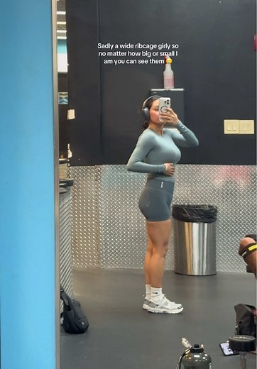 High waisted leggings and gym shorts are my worst enemy making me look like a muffin top😒 #wideribcage #body #fyp #gym