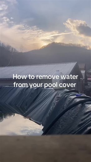 How to remove water from your pool cover. Pool maintenance.# how to remove water off your pool cover.