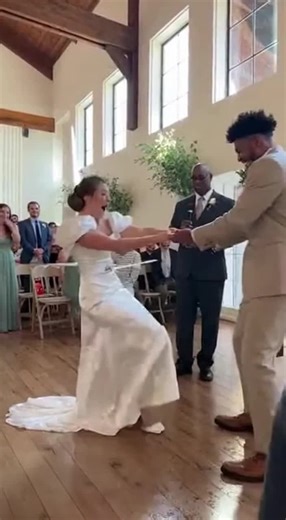 💒 Unforgettable church wedding moment! The bride’s dress turned into a mini fountain at the front 💦 She screamed and tried to keep balance, but kept slipping in the cutest way~ Pure laughter and joy! #WeddingFun #UnexpectedMoment #microdrama #weddingtok #chaos