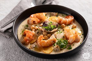 Crema di ceci con gamberi, vongole e pastinaca