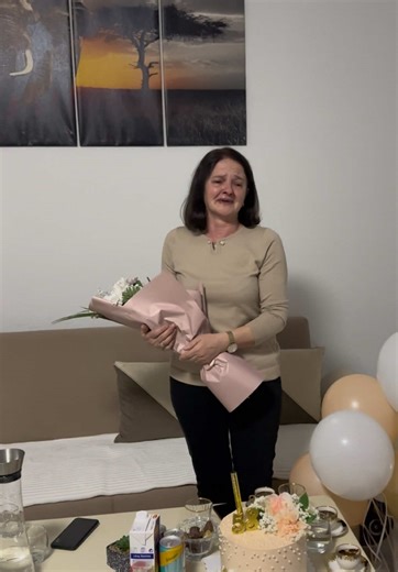 Supriza për Gjyshen me Tortë Lina