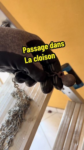 Passage de mon tuyau de condensat dans la cloison à l’aide des aiguilles @Würth France #installationclim #climaticien #pourtoi #climconfort @Lyzeo lysandro