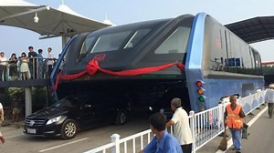 Estafa y fracaso en el bus elevado del futuro para evitar atascos