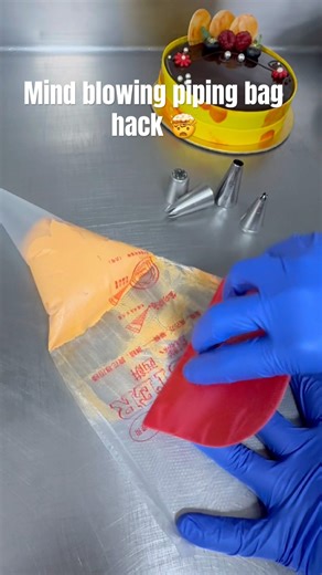 Pastry Bag Tying Hack Every Baker Should Know #bakingtips #pastrychef #pipingbag #cakehack #kitchen