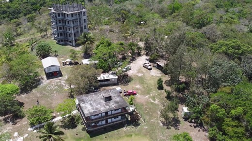 Belizean/American Retiree Dead After Aggravated Burglary Turned To Murder The long Easter weekend saw a number of stabbings, shootings, and violent pint bottle incidents. But the cops in Cayo had their hands full with a murder that occurred early on Sunday morning in San Ignacio. The victim, 72-year-old William Maxwell Smith, lives in the US, but had plans to retire in Belize. He visited often, and though he was just here in December, he returned to the country in February. Smith wanted to build