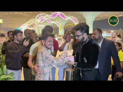 Ranveer Singh's FUNNY Walk & KIND Gesture Towards Female Fans Goes Viral