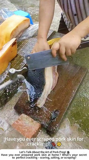 Scraping Pork Skin with a Traditional Knife – The First Step to Perfect Crackling 🐖🔪
