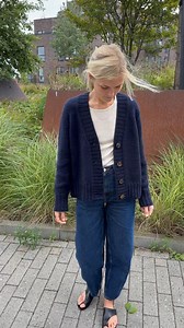 Jeg strikkede min Eva Cardigan færdig i min sommerferie, men det var først i går, at den fik sine knapper 🌿 Og jeg er blevet så tilfreds med resultatet! Både garn, farve, konstruktion, pasform og knapper sidder lige i skabet, synes jeg 👏🏻 Eva Cardigan strikkes oppefra og ned, og knapstolpen er bred og strikkes i dobbeltrib med et ganske smart knaphul. Jeg har strikket i Peer Gynt fra @sandnesgarn i farven Night Sky, som er en af de 14 nye farver på ‘mit’ farvekort, der lanceres i dag 🎨 Opskr