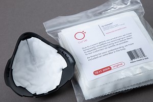 O2 Canada Curve口罩專用10 1片裝濾芯，永高行現貨門市部 網店( http://bit.ly/02filter101 )熱賣中！讓您得到持續的防護！ 濾芯100%美國製造，獨立包裝，無分底面，預切外形方便安裝到O2 Canada Curve口罩裡；正/負極極子靜電過濾功能，可阻隔細小微粒及飛沫等PM0.1-PM2.5非油性夥粒高達99%！ #買夠港幣400港澳順豐免運費 #o2canada #o2canadahk #o2curve #facemask #filter #香港 #hongkong #正版正貨 #永高行 #行貨代理 | Supreme Co. 永高行