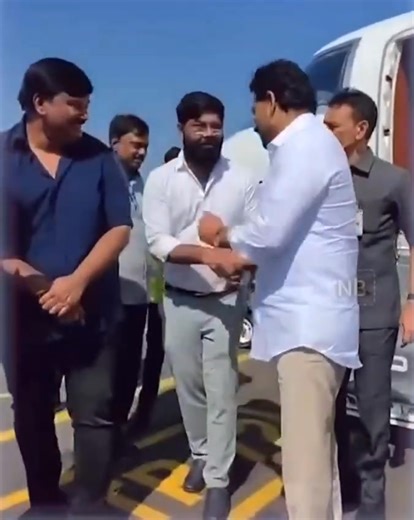 Vrl logistics charted flight..బెంగళూరు నుండి విజయవాడ వచ్చి విజయవాడ నుండి హైదరాబాద్ వెళ్లి అక్కడ నుండి మరల విజయవాడ వెళ్ళి అక్కడ నుండి బెంగళూరు ..టోటల్ ప్యాకేజ్ 60 లక్షలు.. కోర్టు టూర్ ఖర్చు..అది కాకుండా హైద్రాబాద్ లో హడావుడి చేయడానికి పెట్టిన ఖర్చు మరో 20 లక్షలు మొత్తంగా 80 లక్షల ఖర్చు.. గంట కోర్టు యాత్ర కి 80 లక్షల అంటే జనం సొమ్ము మామూలుగా తినలేదు అన్నయ్య | Surya Teja