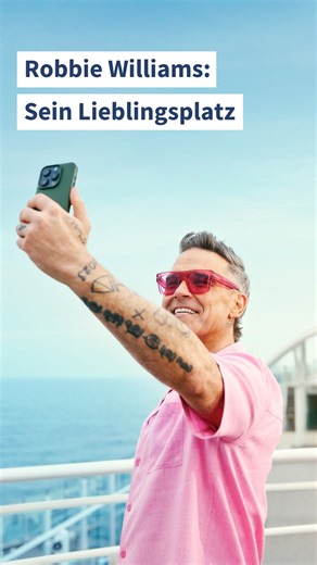 Der Blick auf unseren glitzernden 25-Meter-Pool, dahinter das endlos blaue Meer – für die britische Pop-Ikone Robbie Williams ist schnell klar: Dies wäre seine perfekte Bühne. 🛳️ Welches ist euer Lieblingsplatz an Bord zum Träumen und Entspannen? Mehr Infos 👉 https://urls.meinschiff.com/yii8x | TUI Cruises - Mein Schiff