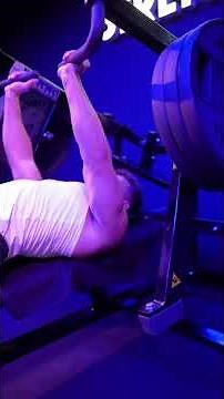 ￼￼BIG pecs session at the gym! 💪📈