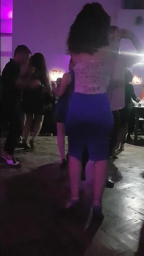 Baile sensual de bella chica en una disco.