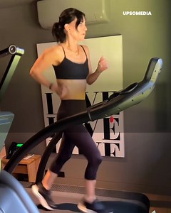 Courteney Cox kan niet geloven dat ze 60 is 😂, dus besloot ze haar fitnessroutine te laten zien waarmee ze er jong uit blijft zien. De ster van Friends weet hoe ze iemand aan het lachen moet krijgen en geeft ook een uniek geheimpje mee voor haar oudere fans 👀. | Iconen